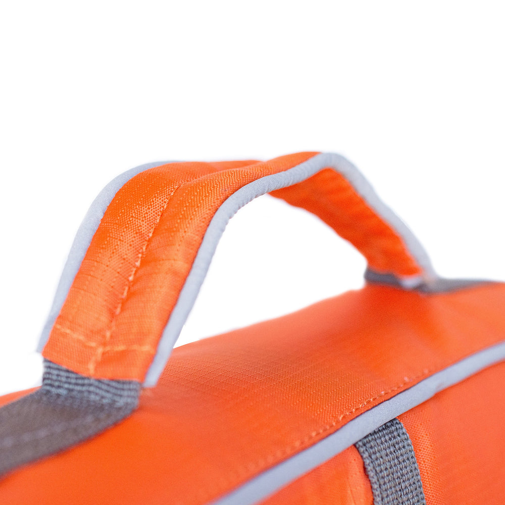 Outward Hound Granby Splash: material ripstop resistente para mayor durabilidad.