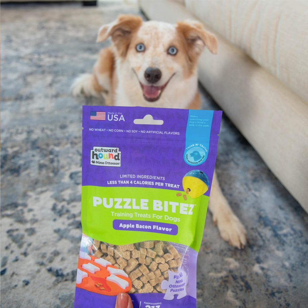 Outward Hound Puzzle Bitez, sabor manzana-tocino mantiene a tu perro activo.