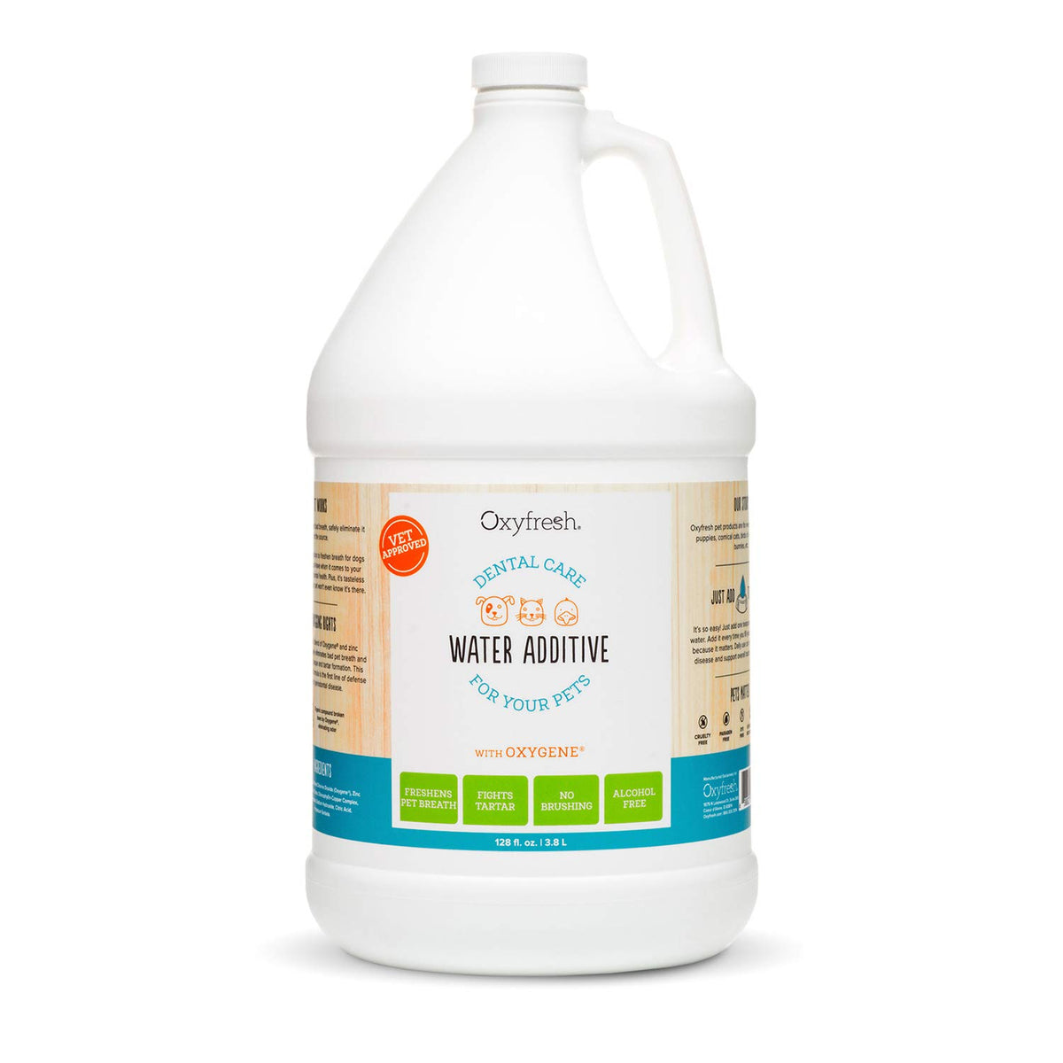 Oxyfresh aditivo dental para agua, vertido en cuenco de mascota para aliento fresco.