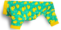 Pijama Paiaite para perros patito amarillo, vista lateral, diseño suave para interiores.