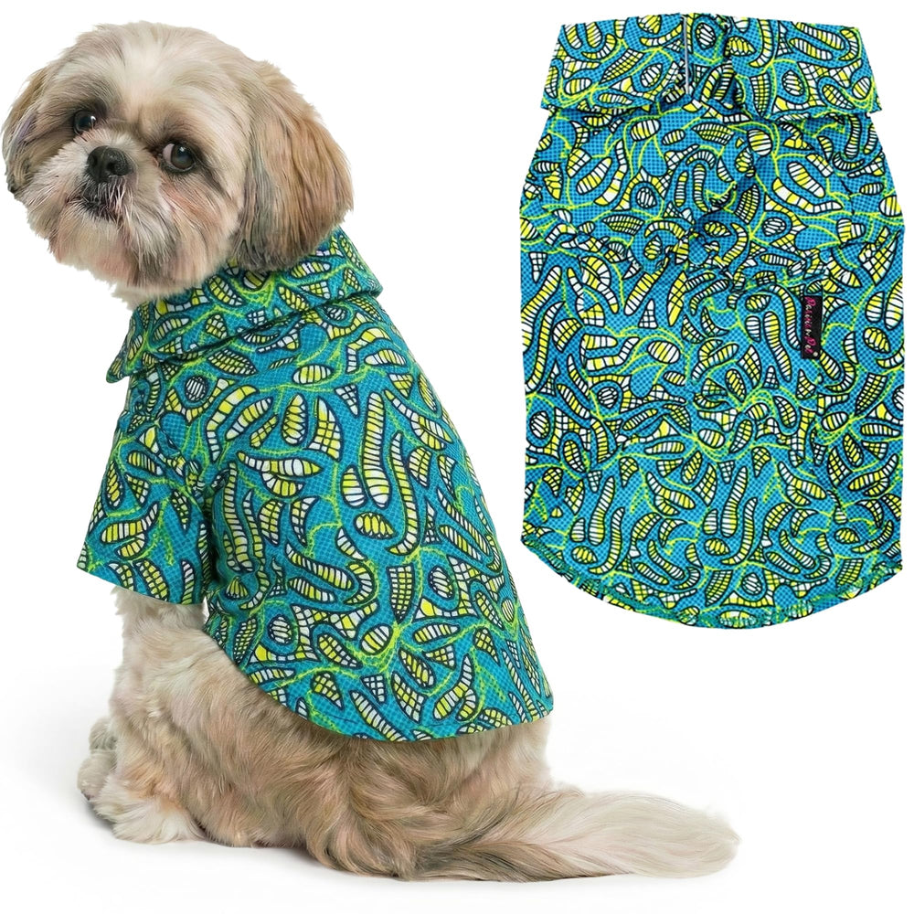 Parisian Pet camisa-perro hojas tribales, ideal para paseos veraniegos con estilo tropical.