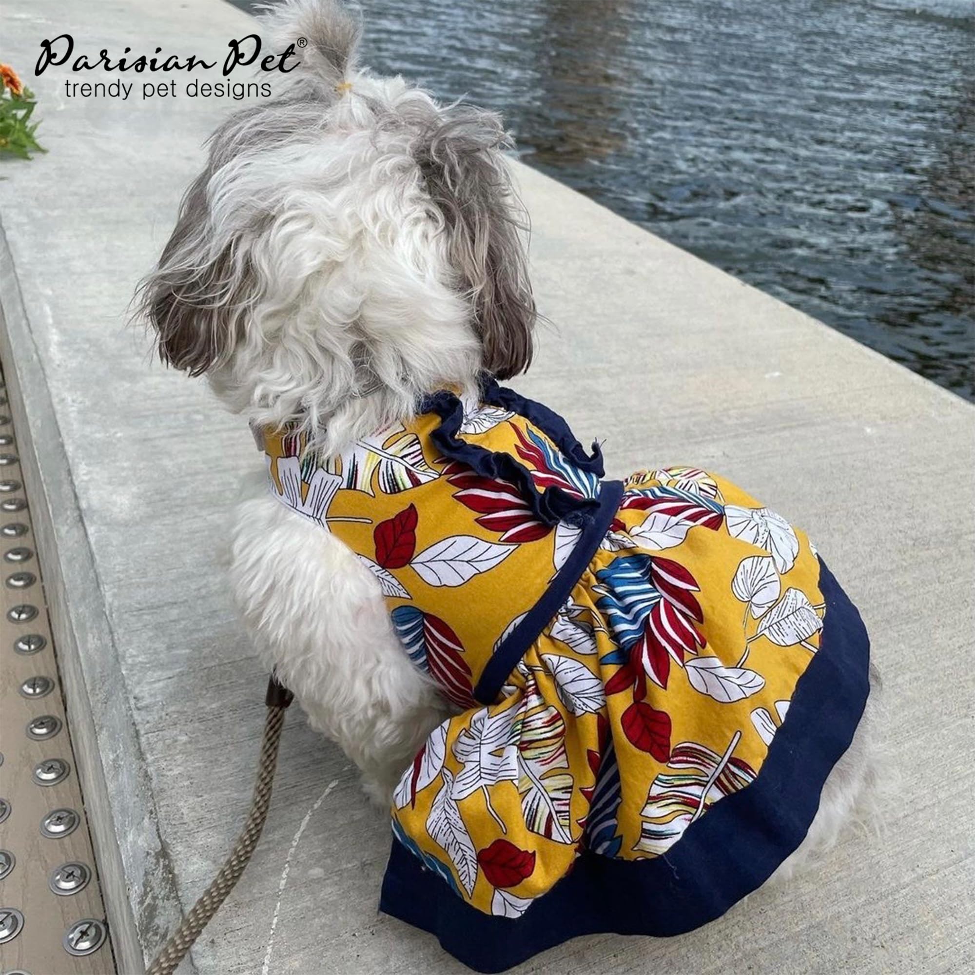 Vestido Parisian Pet corte relajado; movimiento cómodo durante juego.