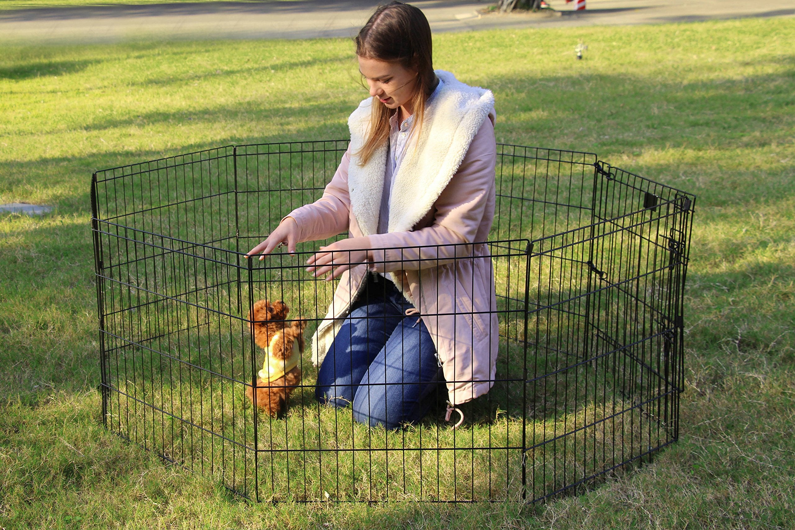 PEEKABOO corral perros configuracion cuadrada para espacios pequeños.