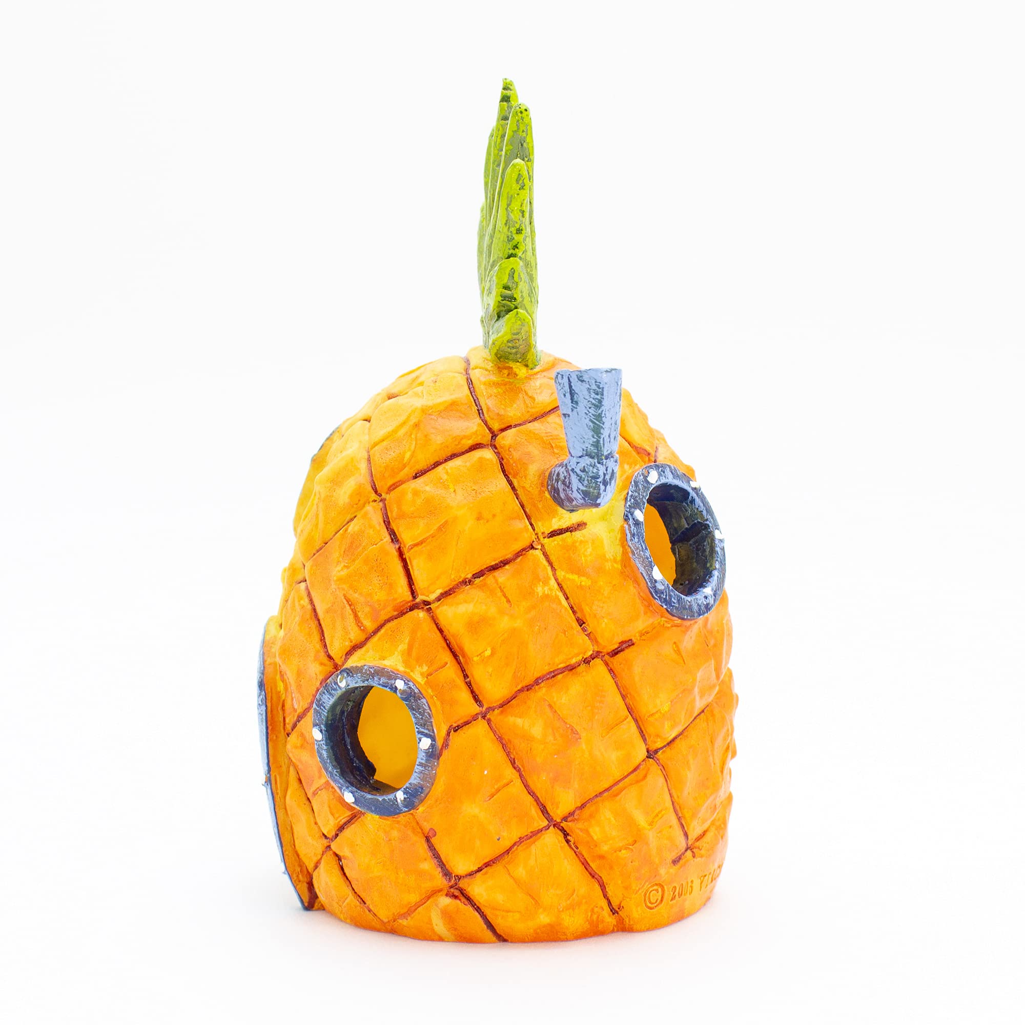 Petits et moyens poissons peuvent nager autour du décor SpongeBob.
