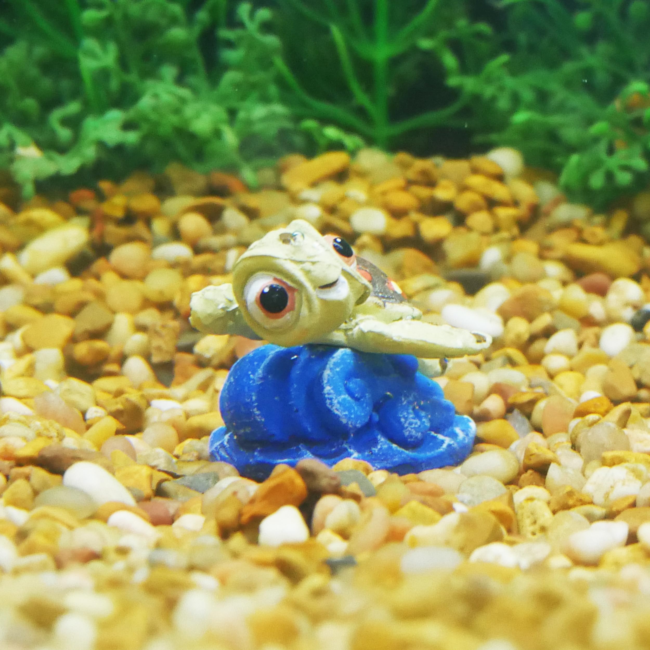 Penn-Plax Squirt mini, decoración basada en Nemo, aporta color y dinamismo al acuario.