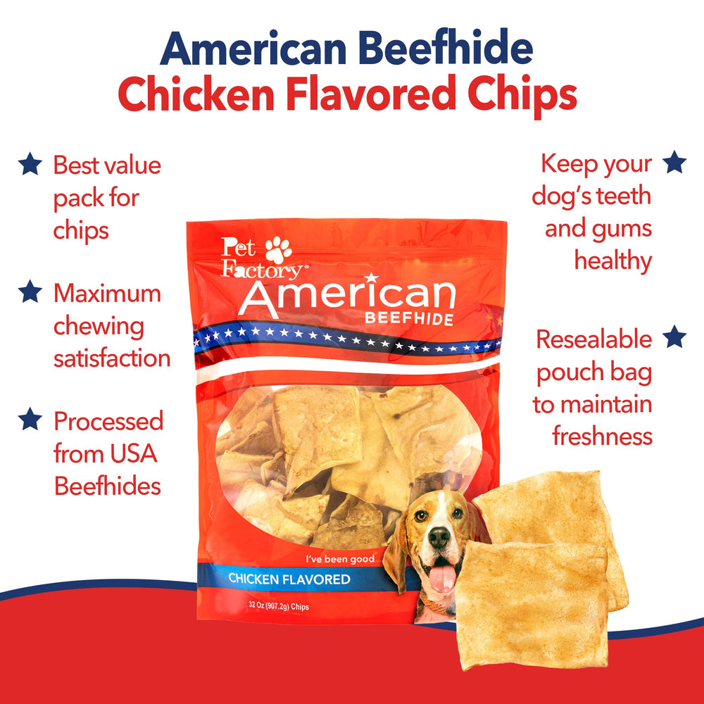 Perro masticando chips Pet Factory en un momento de recreo.