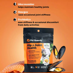 Chat savourant les friandises Hip + Joint, goût apprécié et appétence élevée.
