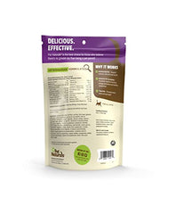 Pet Naturals multivitamínico diario, botella en manos, fácil de dar como premio para gatos.