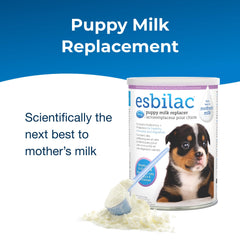 Mezcla suave de Esbilac en taza con agua tibia para alimentar cachorros.