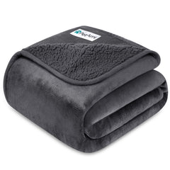 Manta impermeable PetAmi para perros y gatos, vista frontal, protege el sofá.
