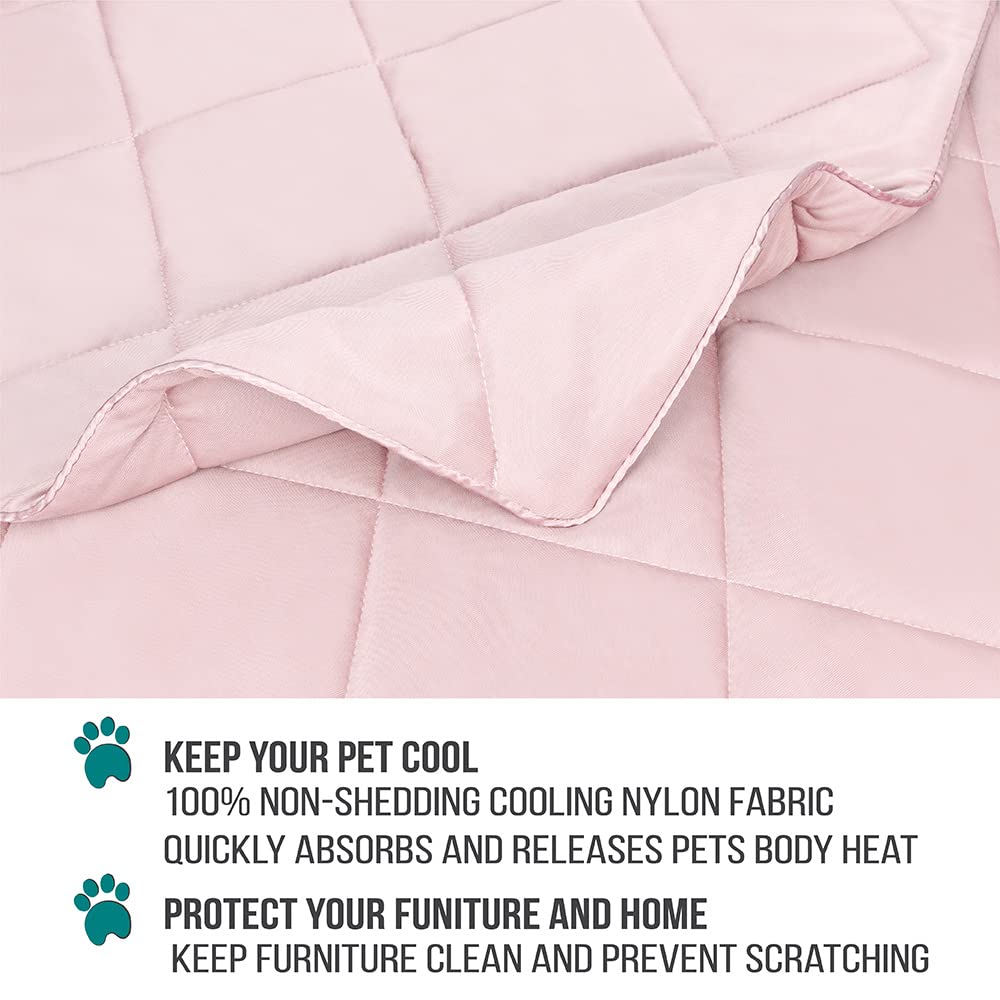 Textura suave y ligera de la manta PetAmi en rosa para uso diario con mascotas.