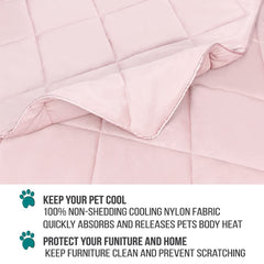 Textura suave y ligera de la manta PetAmi en rosa para uso diario con mascotas.