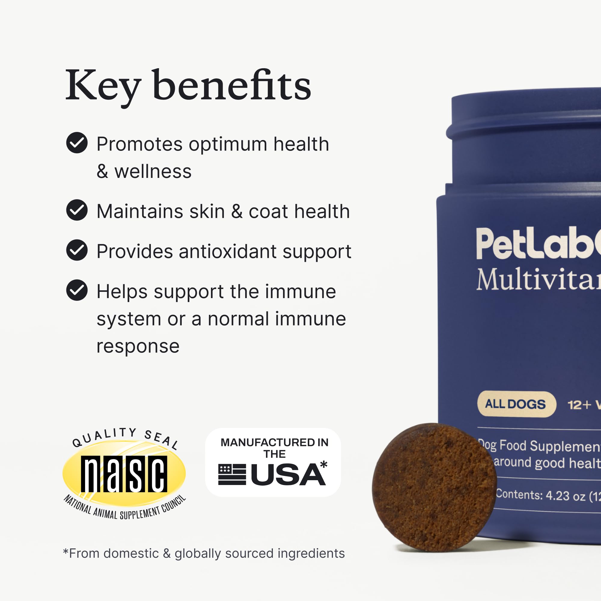 Perro comiendo masticable PetLab Co. para nutrición diaria