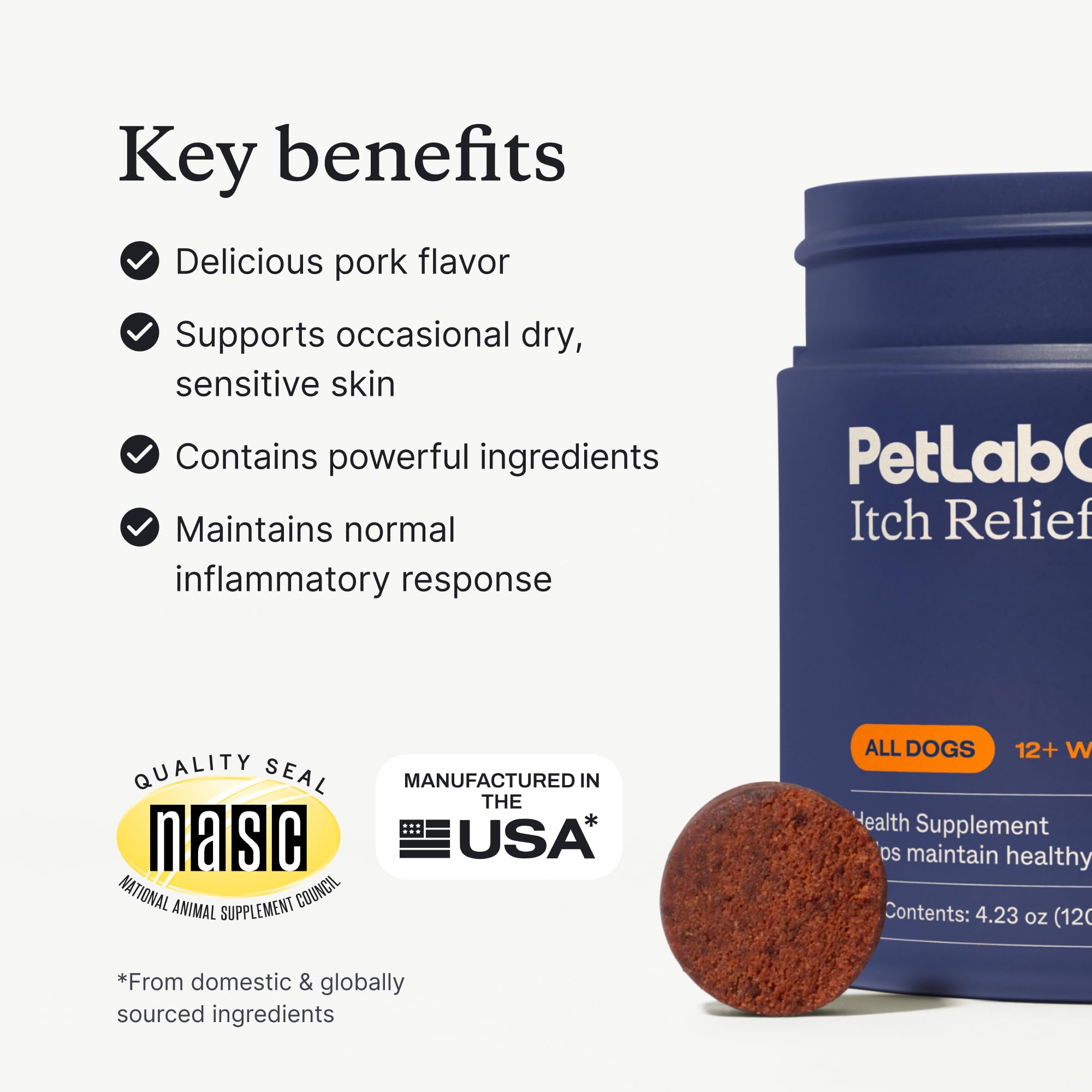 PetLab Co Itch Relief Chew Pro: perro feliz comiendo masticables de alta calidad.