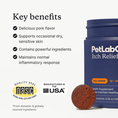 PetLab Co Itch Relief Chew Pro: perro feliz comiendo masticables de alta calidad.