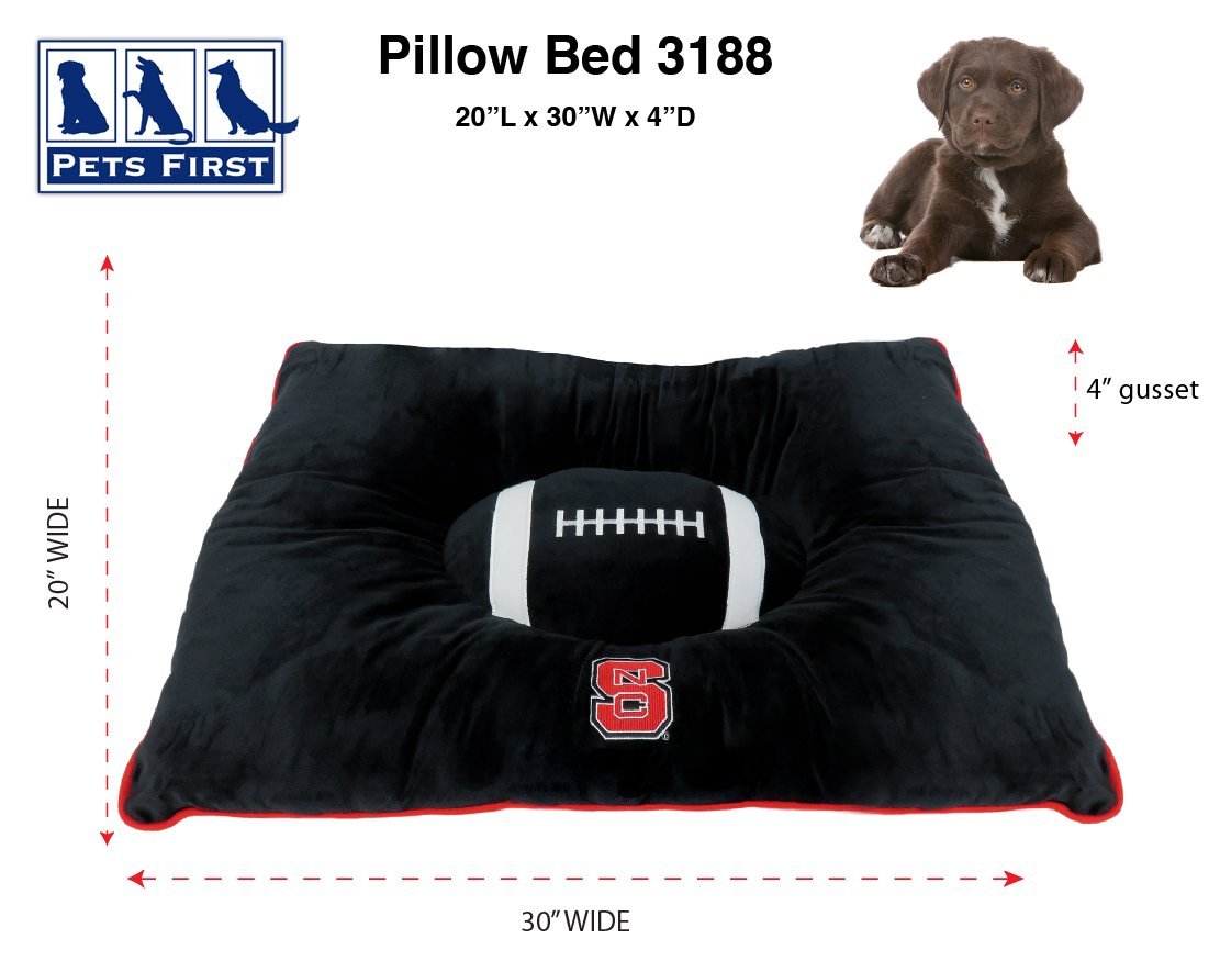 Detalle del logotipo Wolfpack en la cama Pets First, diseño deportivo atractivo.