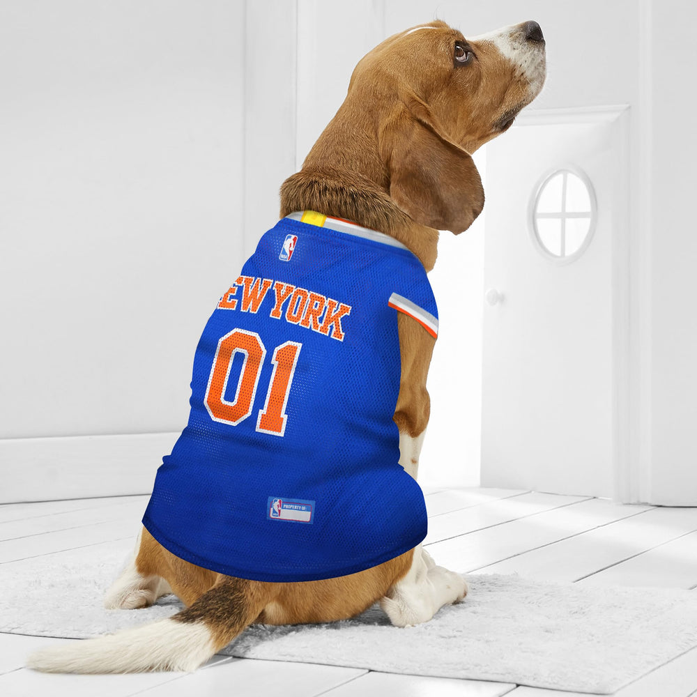 Pets First Knicks, detalle bordado del logotipo, duradero y llamativo.