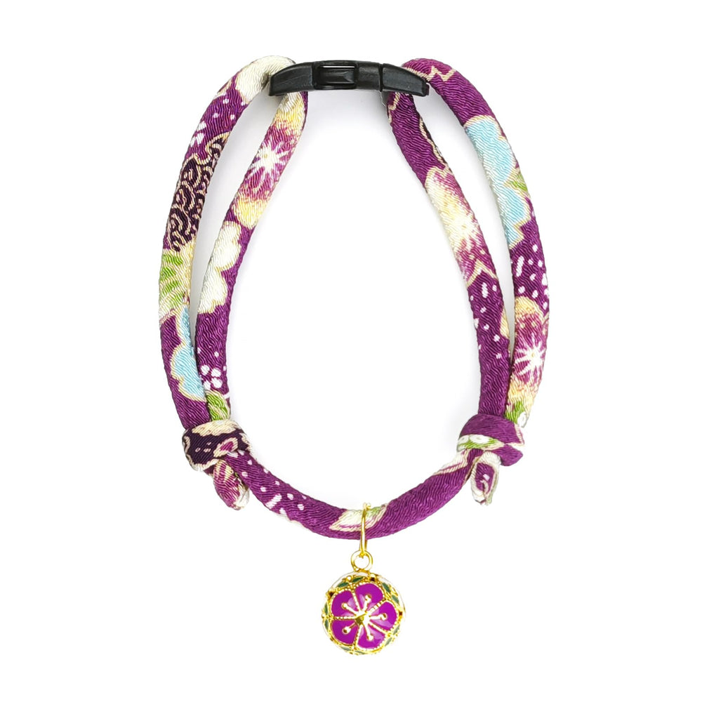 Collar PetsMeow con diseño kimono y flor de ciruelo, estilo único para gatos.