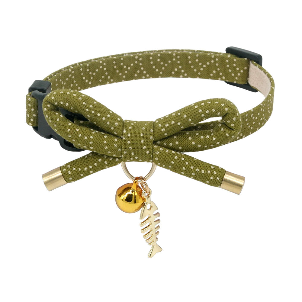 Collier PetSoKoo pour chat avec noeud, sensation légère et look mignon.