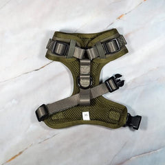 Ajuste total en cuello y pecho para perros pequeños y medianos.