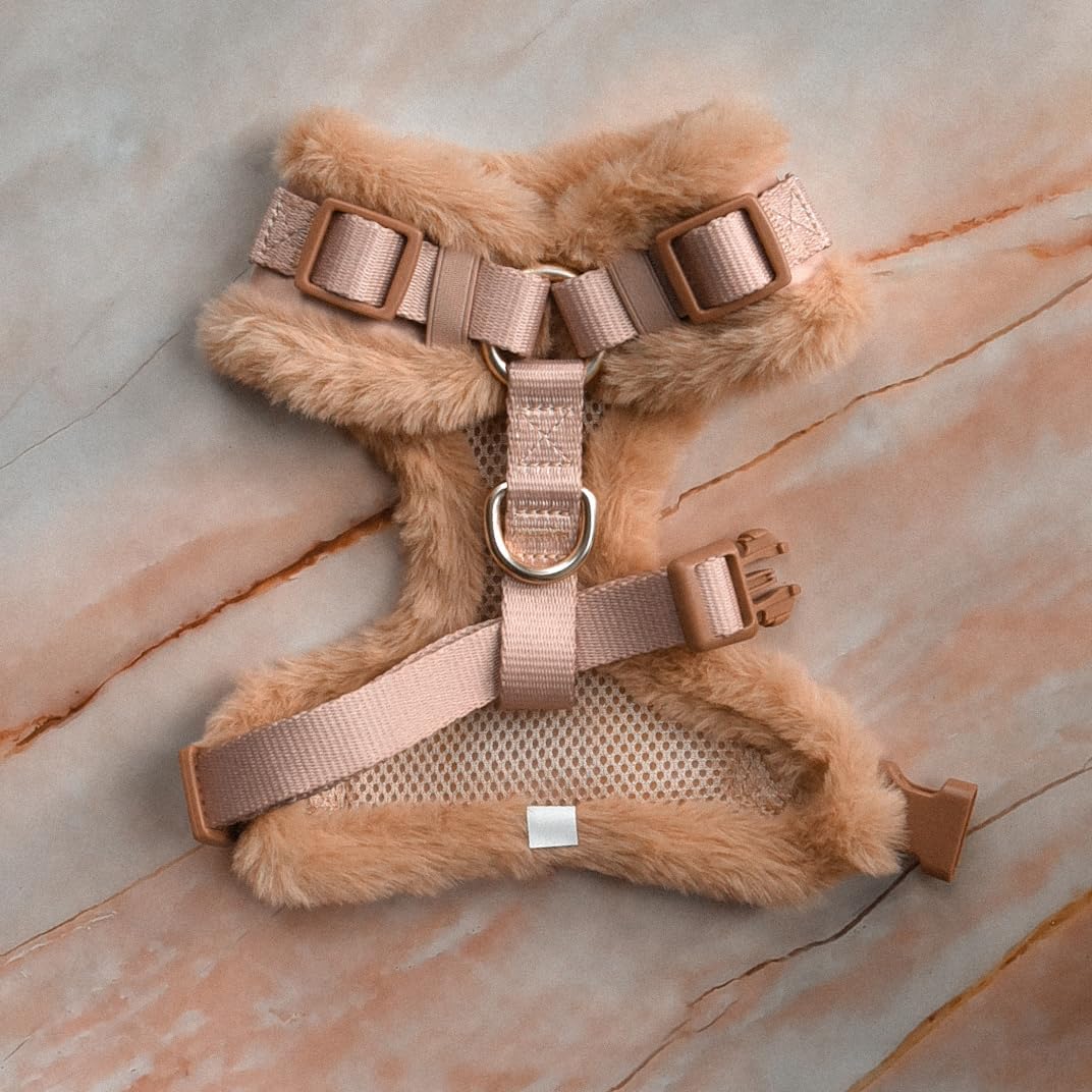Diseño beige con ribete PETsRUS, estilo y confort en paseos.