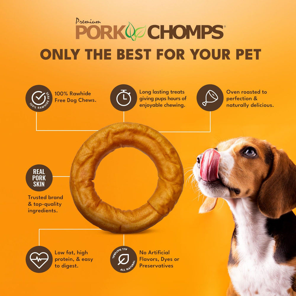 Perro masticando bagel Pork Chomps muestra textura firme para masticación prolongada.