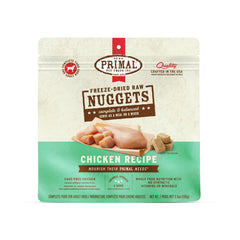 Primal Nuggets pollo liofilizados: bocados nutritivos para perros activos.