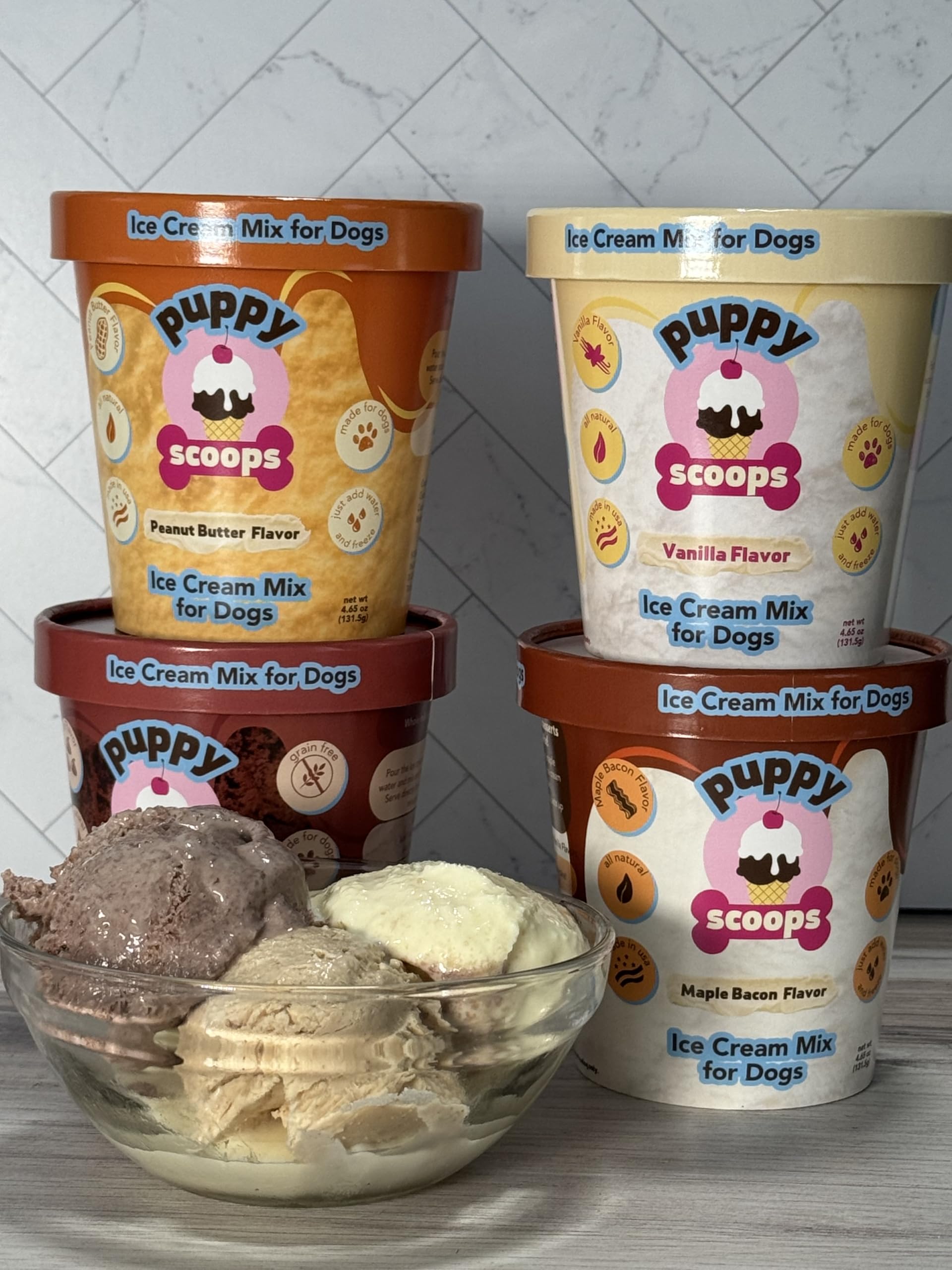 Puppy Scoops servido en vaso para perros en casa