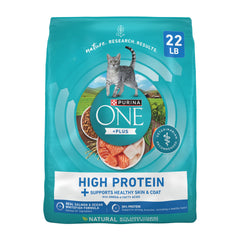 Purina ONE Plus con salmón como ingrediente principal para gatos adultos, pelaje saludable.