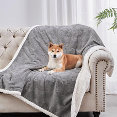 Plaid Qeils pour petits animaux avec membrane imperméable protégeant les surfaces.