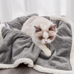 Manta Qeils para gatos en sherpa gris, reversibilidad y calidez.