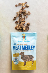 Remy’s Kitchen Meat Medley, bocaditos crujientes, sabor irresistible para perros.