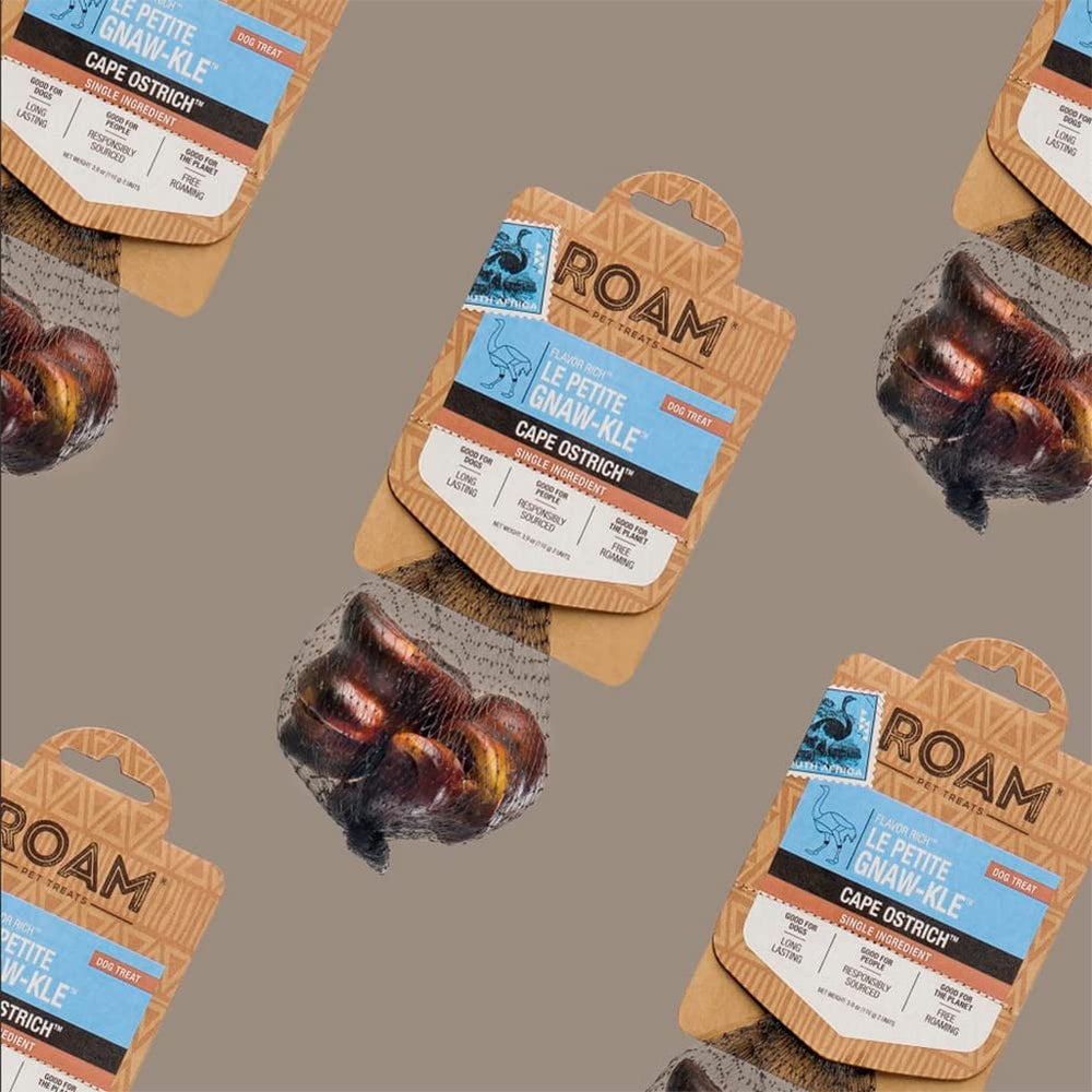 ROAM Empaque de la marca en estante, opción confiable para mascotas.