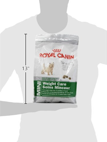 ROYAL CANIN Cuidado de Peso: perro comiendo croquetas tras paseo diario.
