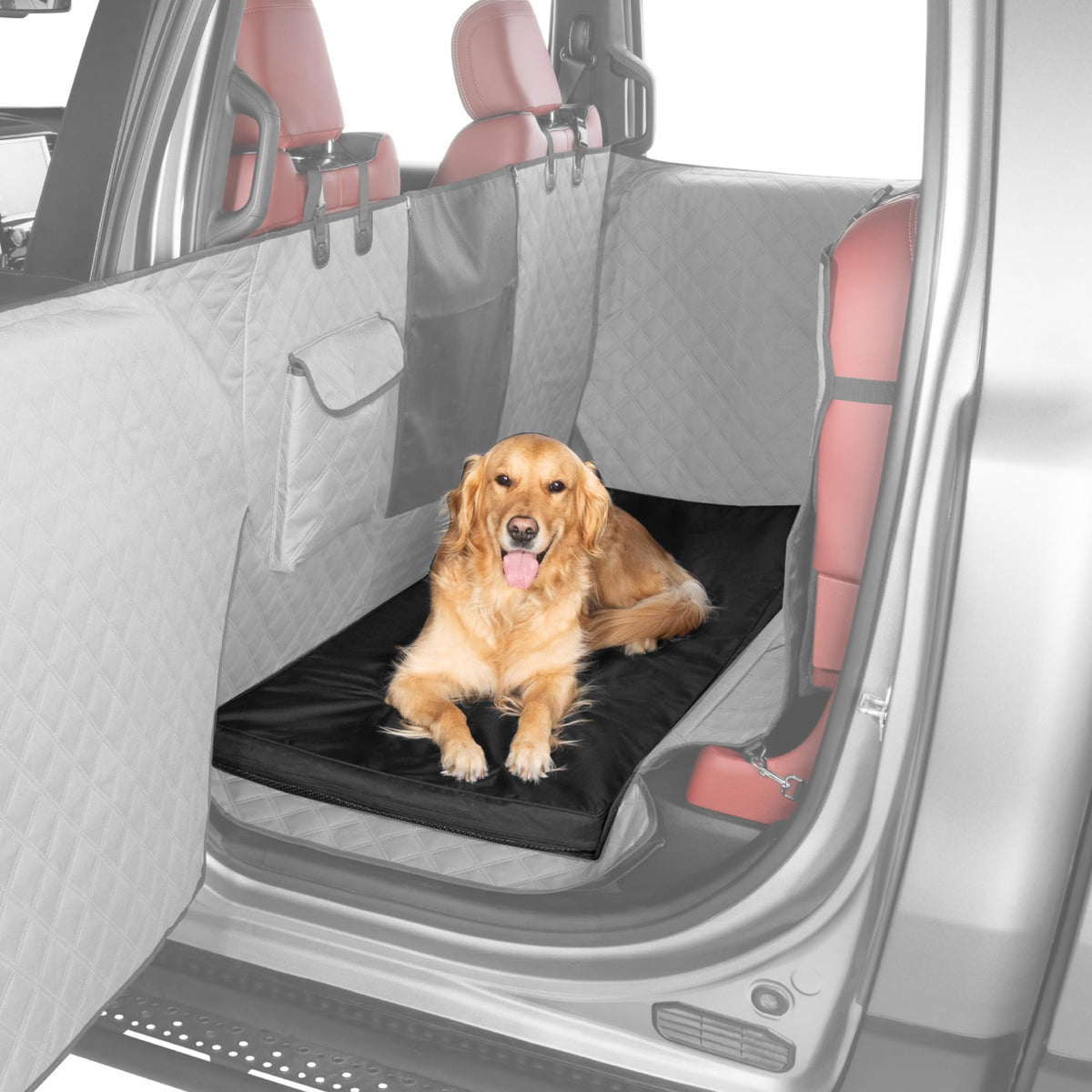 Cama para perro Ruff Liners XL en asiento trasero con funda impermeable para viajes seguros.