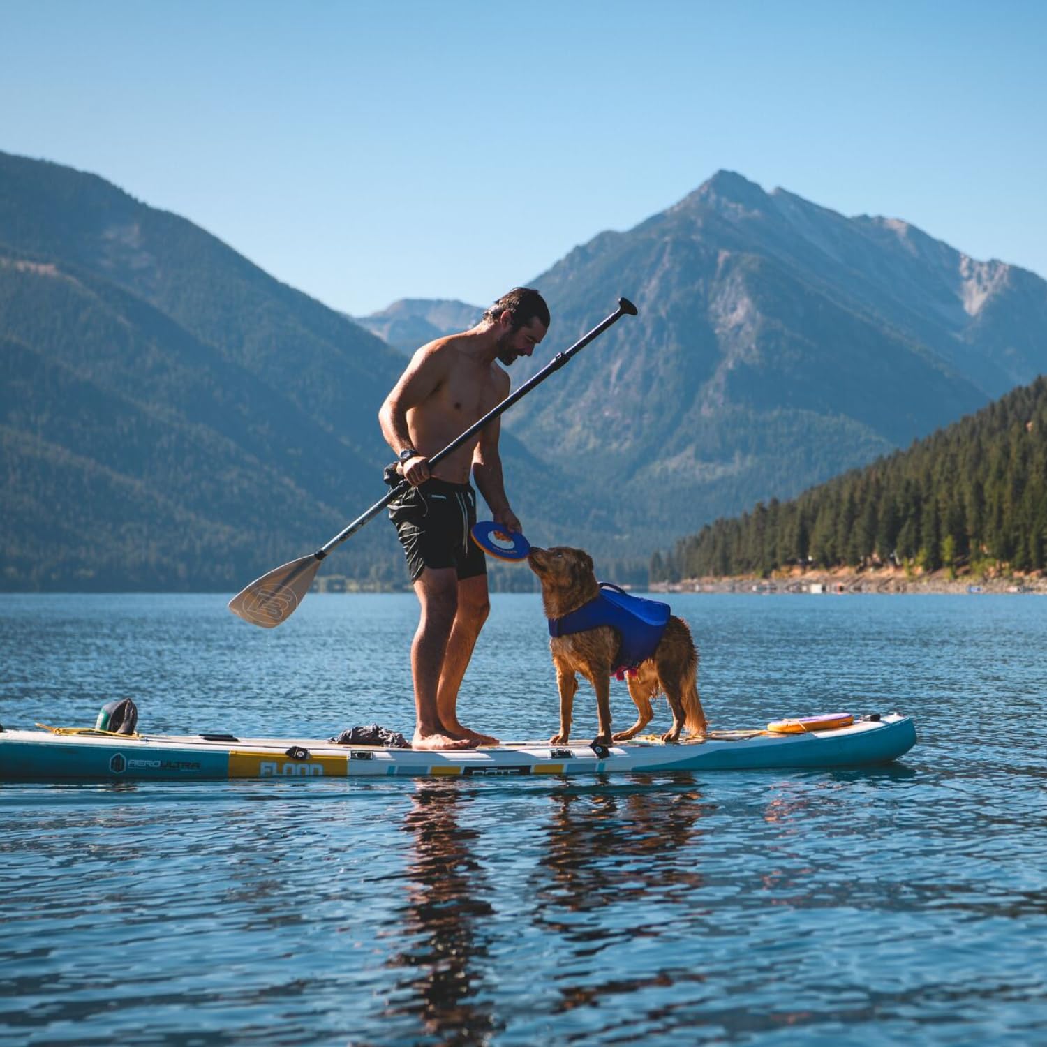Ruffwear Hydro Plane construido para resistir abrasión y regresar tras salpicaduras