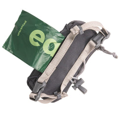 Ruffwear Stash Bag Mini: abertura lateral para expulsar bolsas con facilidad
