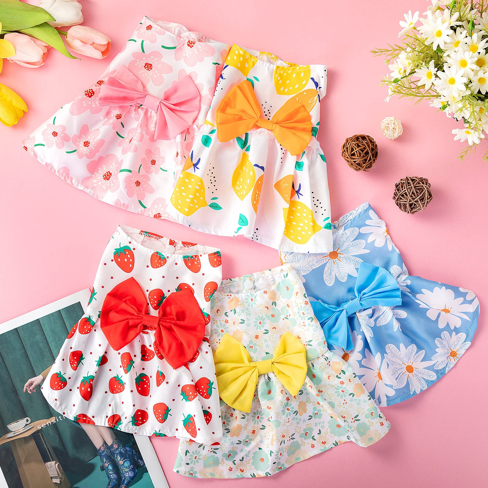 Vestido floral para perro con lazo, diseño veraniego y fácil de lavar.
