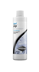Seachem Reef Dip vertido de la botella para tratamiento suave de corales.