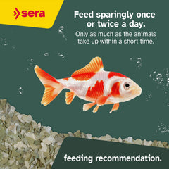 Sera Pond Flakes copos flotando en agua, alimentación estable para estanques.