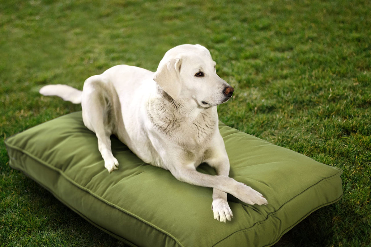 Cama para perro Sunbrella de Sherry Kline, doble cara para uso interior y exterior.