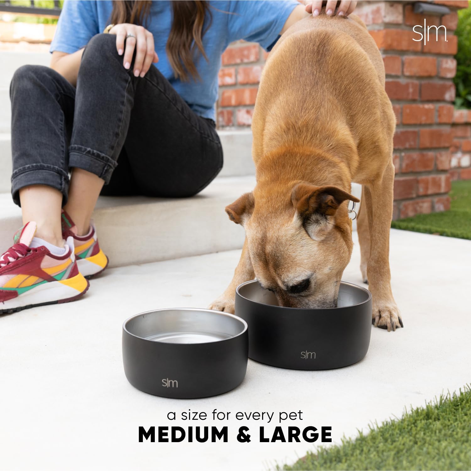 Bentley Bowl tono rosa suave añade estilo al área de comida de mascotas