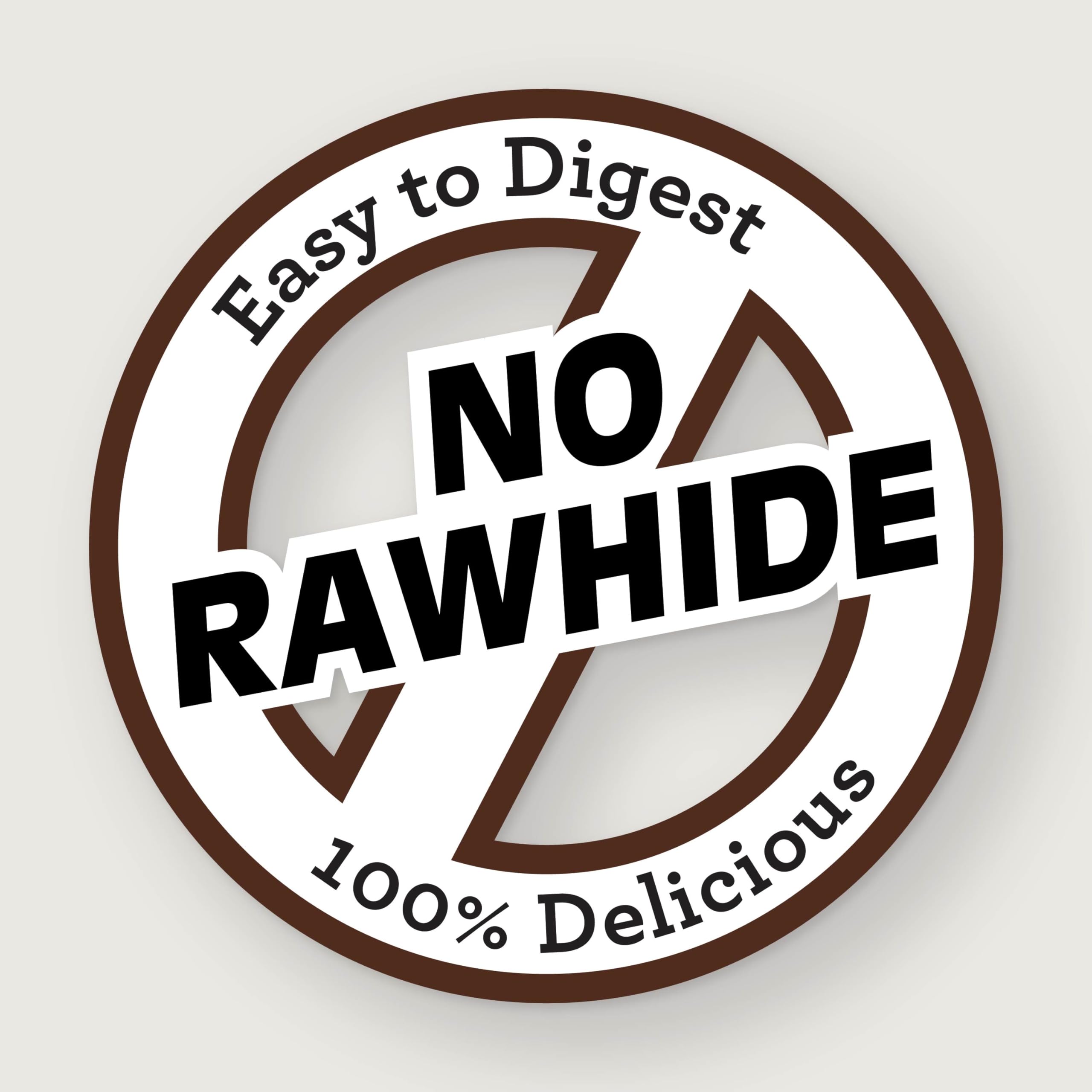 Perro disfrutando SmartBones Twist Sticks durante un descanso de juego.