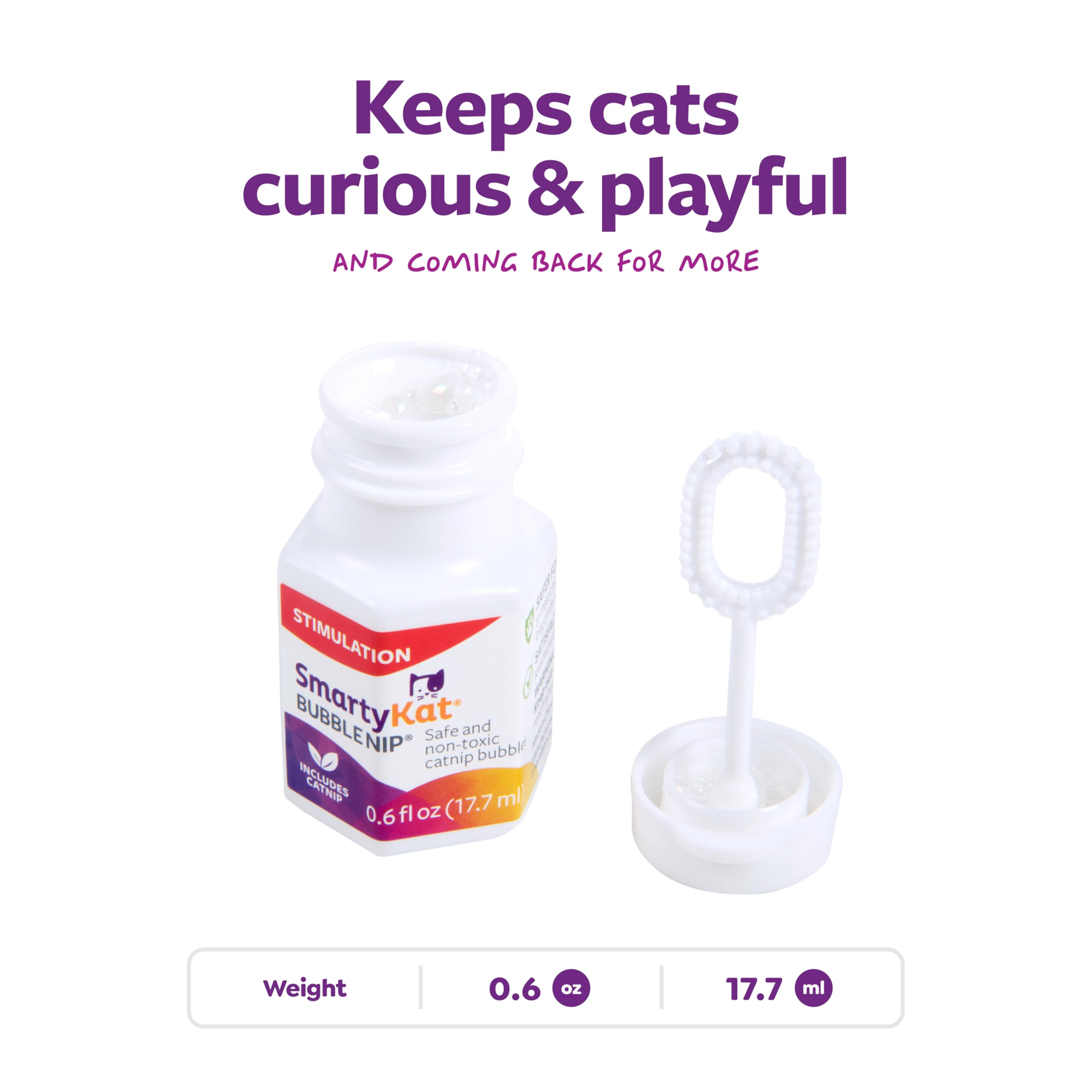 Gato persiguiendo burbujas de SmartyKat Bubble Nip durante juego activo.