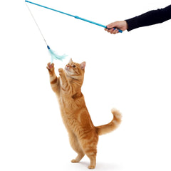 Frisky Flyer de SmartyKat: varita con plumas en acción para atraer al gato.