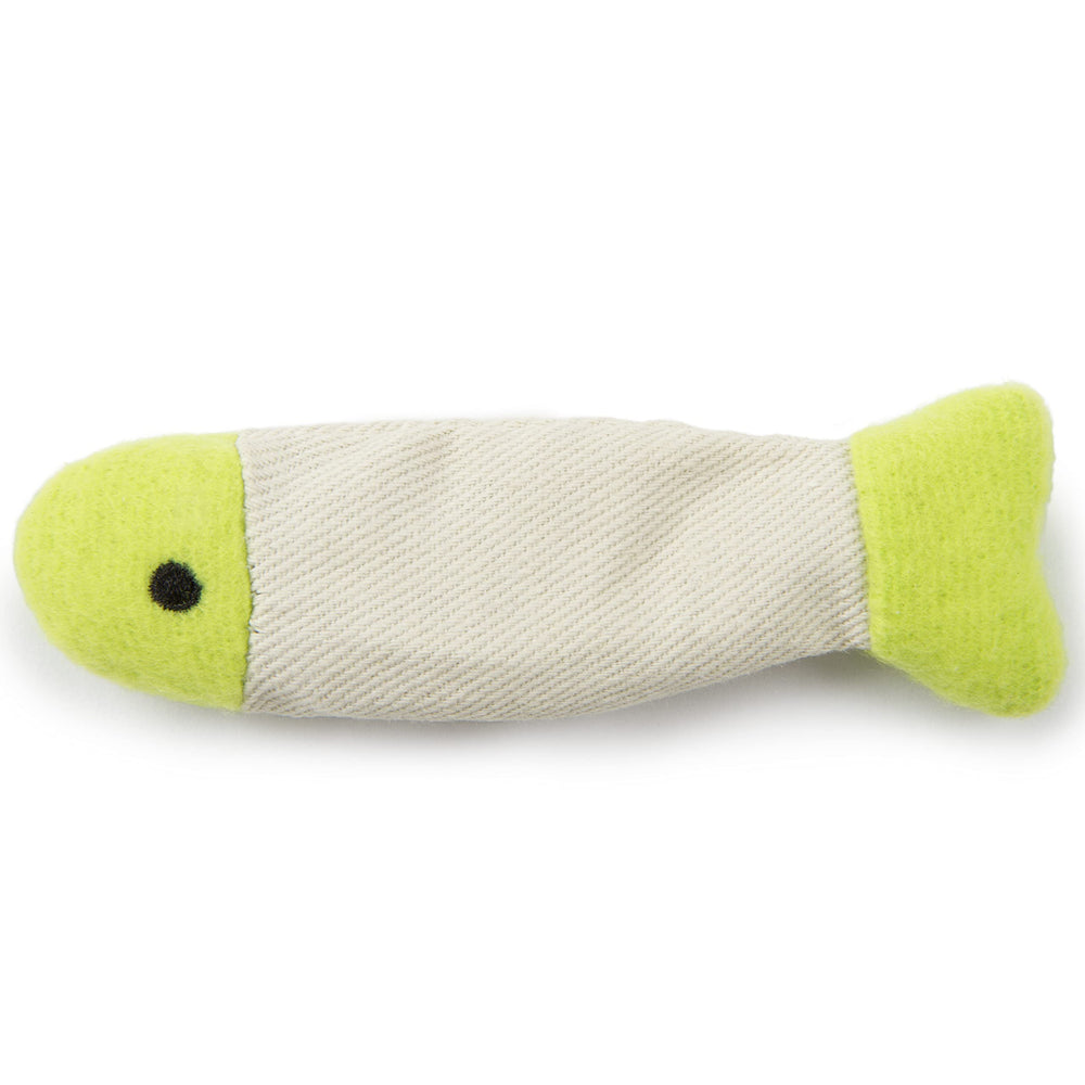 Hábito de caza con SmartyKat Fish Flop.