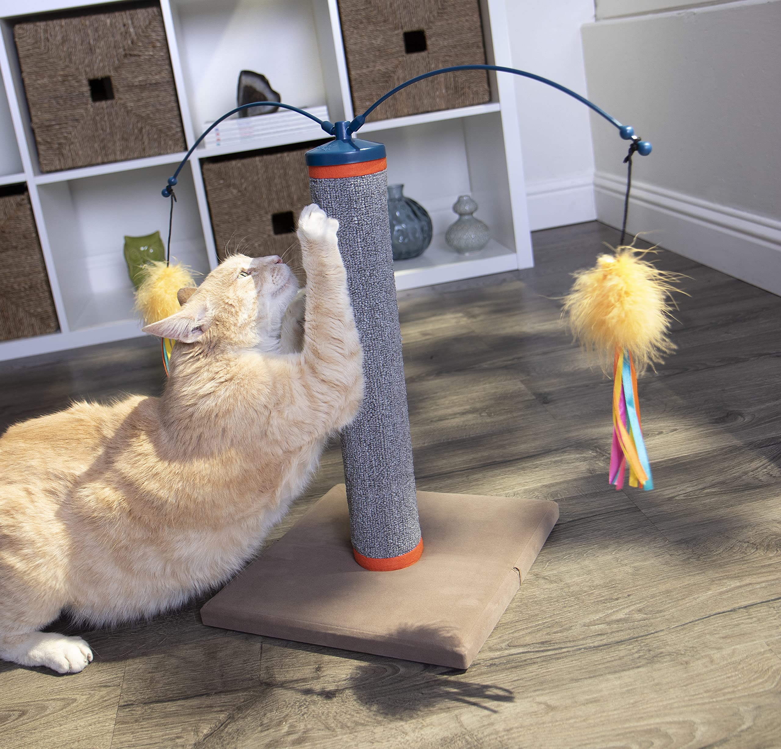 SmartyKat Scratch 'N Spin: diseño estable que promueve juego seguro del gato.