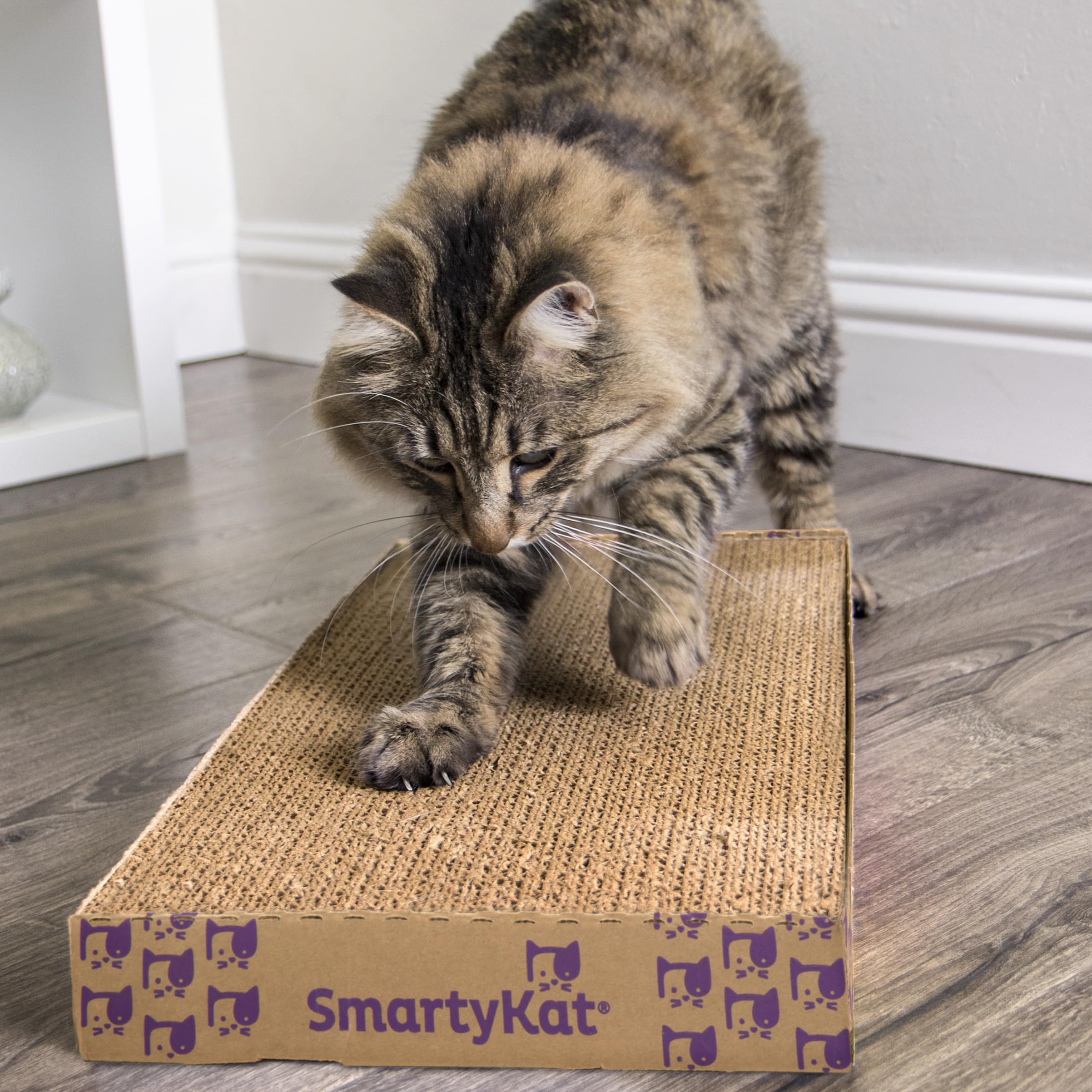 SmartyKat Super Scratcher doble ancho para arañazos largos y sostenidos.
