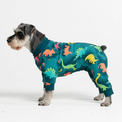 Spark Paws Pijama Dinosaurios frente: ajuste suave para movilidad diaria.