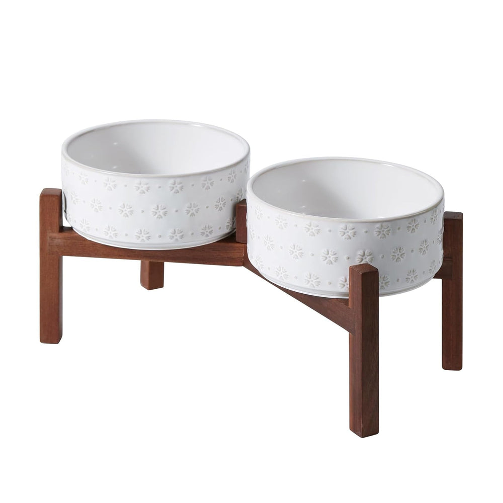 SPUNKYJUNKY platillo cerámico elevado sobre base de acacia para una alimentación cómoda.
